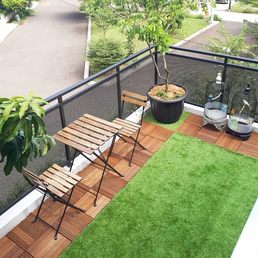 Rooftop Minimalis Natural dengan Sepasang Kursi dan Meja Rooftop Minimalis Natural dengan Sepasang Kursi dan Meja