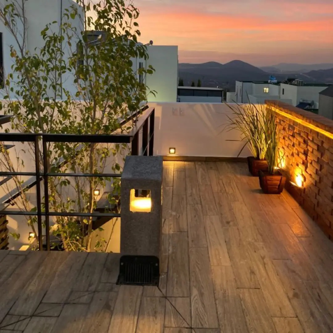 Rooftop Lantai Kayu dan Pot-pot Kecil Rooftop Lantai Kayu dan Pot-pot Kecil