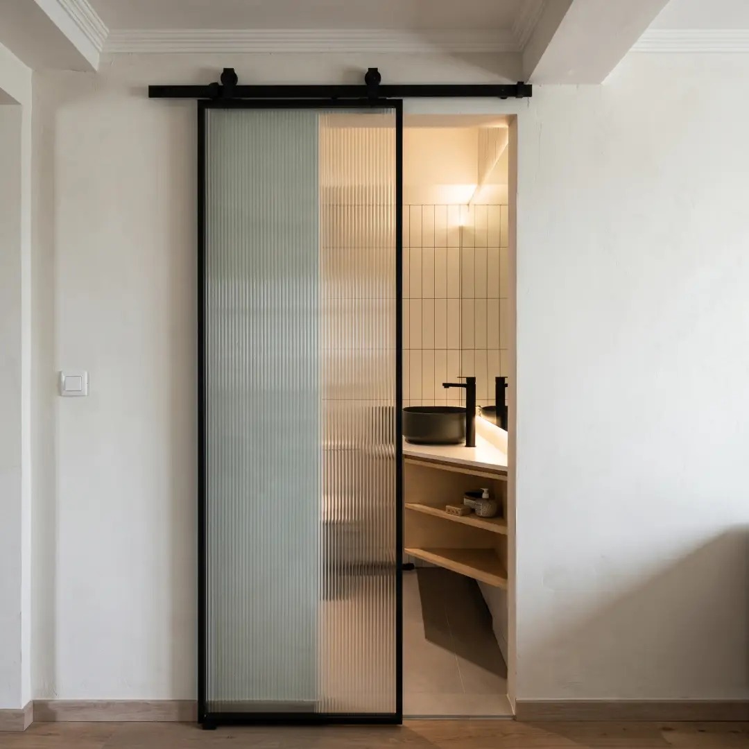 Pintu Kamar Mandi Geser dengan Kaca Buram dan Bingkai Hitam Pintu Kamar Mandi Geser dengan Kaca Buram dan Bingkai Hitam