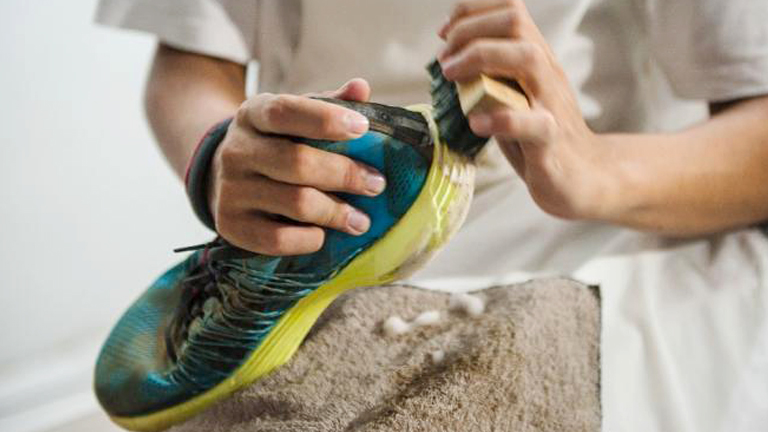 Bahaya! Jangan Lagi Cuci Sepatumu dengan Deterjen Bahaya! Jangan Lagi Cuci Sepatumu dengan Deterjen