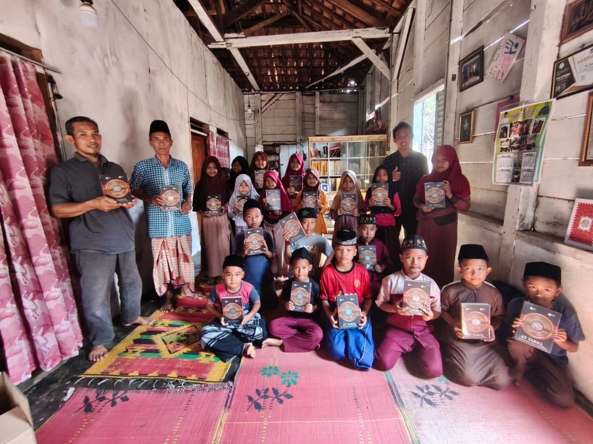 Genap 1.000 Al-Qur’an dan Iqro Terus Bergulir ke Pelosok Lampung Genap 1.000 Al-Qur’an dan Iqro Terus Bergulir ke Pelosok Lampung