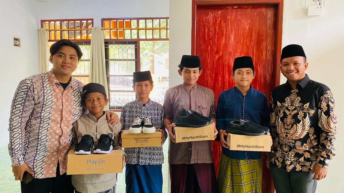 Sepatu Baru, Senyum Baru untuk Santri Ikhwan RTQ Khairukum Sepatu Baru, Senyum Baru untuk Santri Ikhwan RTQ Khairukum