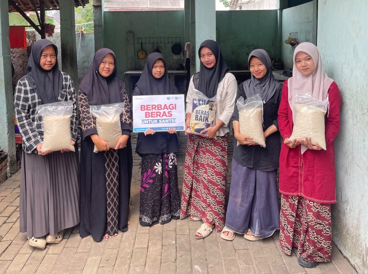 Menjaga Asupan Santri, Ruang Baik Salurkan Bantuan Beras ke Pesantren Menjaga Asupan Santri, Ruang Baik Salurkan Bantuan Beras ke Pesantren