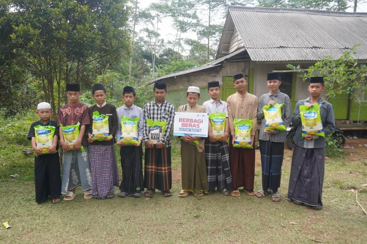 Ketika Beras Harus Berutang, 200 Kg Beras Hadir untuk Santri di Pelosok Lebak Ketika Beras Harus Berutang, 200 Kg Beras Hadir untuk Santri di Pelosok Lebak
