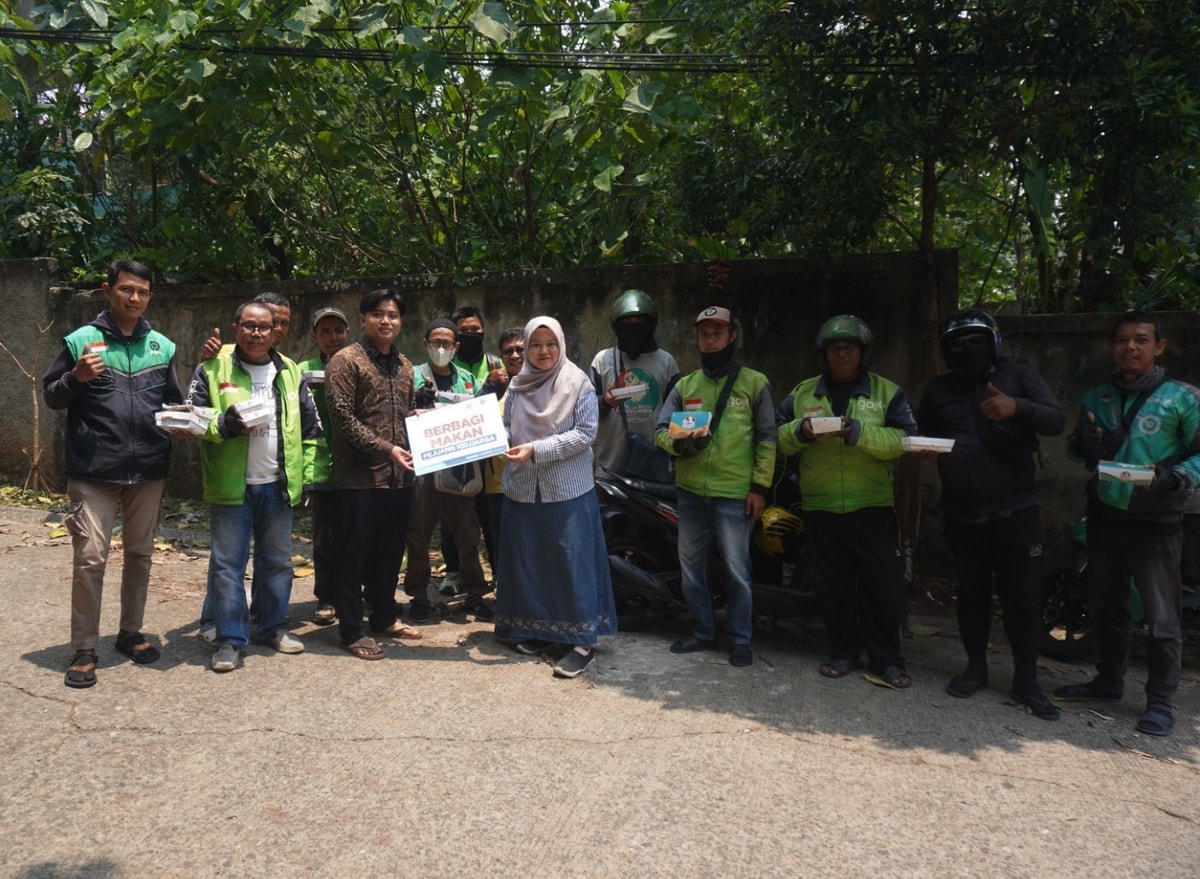 Di Tengah Teriknya Matahari dan Sepinya Orderan, Ruang Baik Hadir Membagikan 100 Kotak Makanan utnuk Pejuang Keluarga Di Tengah Teriknya Matahari dan Sepinya Orderan, Ruang Baik Hadir Membagikan 100 Kotak Makanan utnuk Pejuang Keluarga