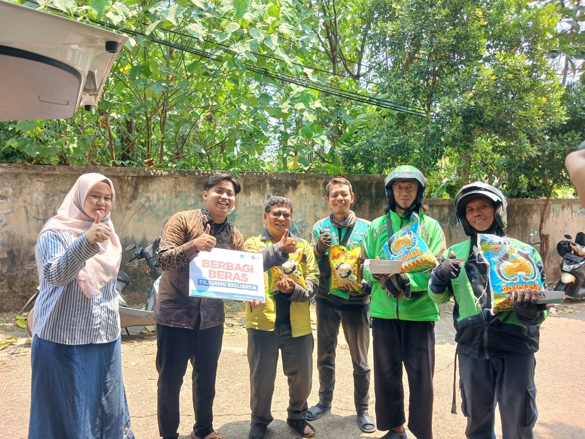 Saat Penghasilan Harian Tak Menentu, Sekarung beras Kebaikan Hadir untuk Keluarga Saat Penghasilan Harian Tak Menentu, Sekarung beras Kebaikan Hadir untuk Keluarga