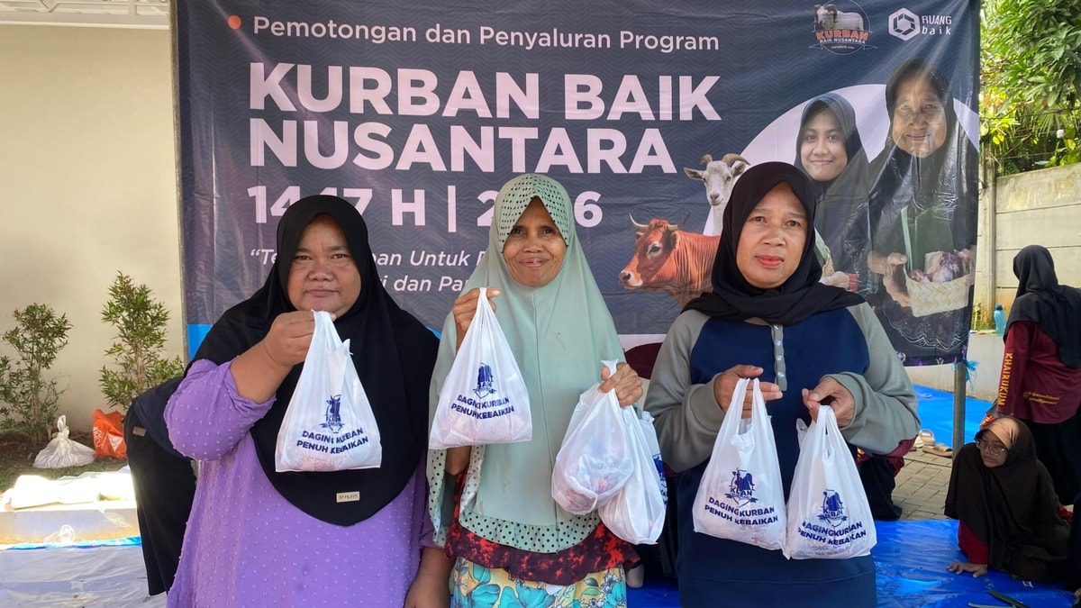 Senyum Lansia, Ojol, dan Santri Warnai Hari Kedua Qurban Ruang Baik Senyum Lansia, Ojol, dan Santri Warnai Hari Kedua Qurban Ruang Baik