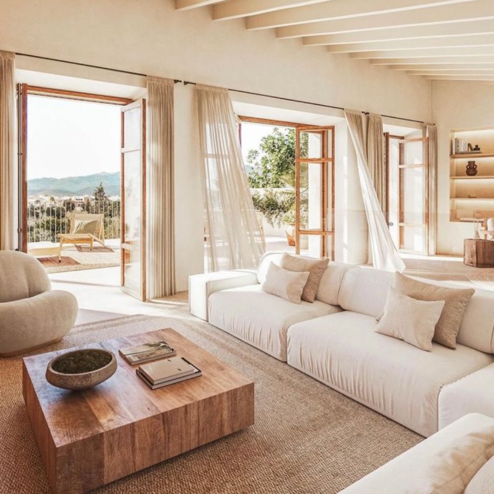 Rumah Minimalis Cream dengan Aksen Kayu Hangat