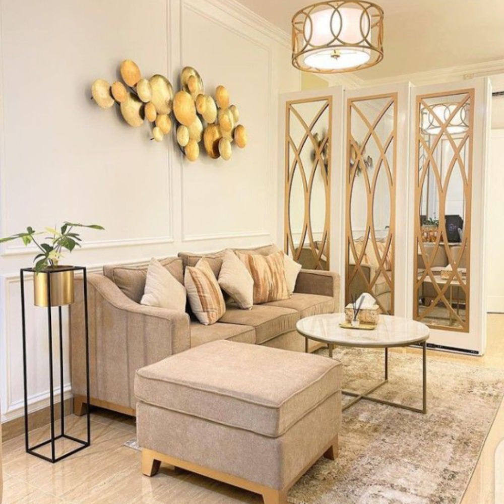 Interior Cream Muda dengan Aksen Emas