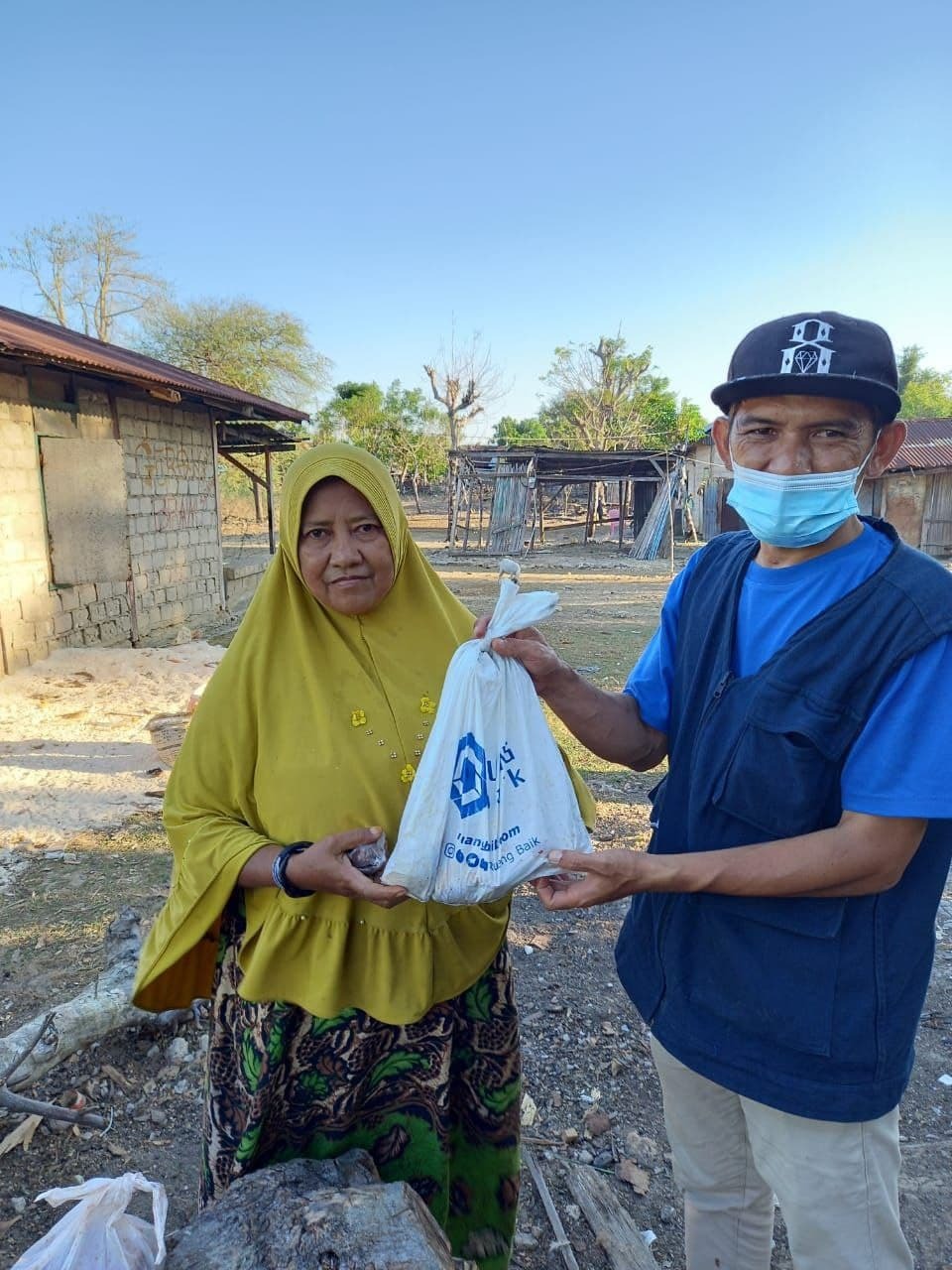 Relawan Ruang Baik menyalurkan daging kurban para mudhohi kepada warga di Desa Papela, Kecamatan Rote Timur, Kabupaten Rote Ndao, Nusa Tenggara Timur