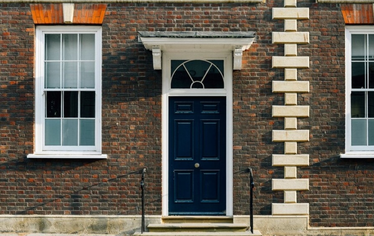 pintu warna bitu navy jendela putih