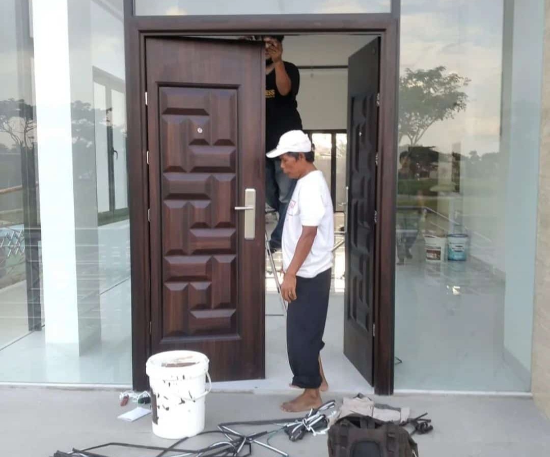pemasangan pintu baja