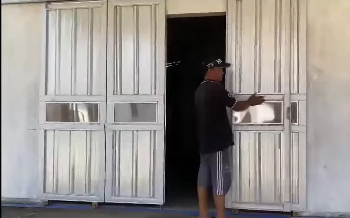 Pintu lipat baja ringan kombinasi geser