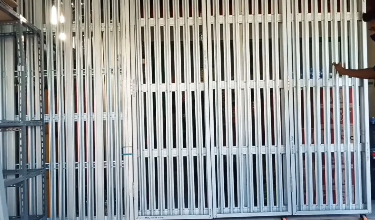 Pintu lipat baja ringan sederhana