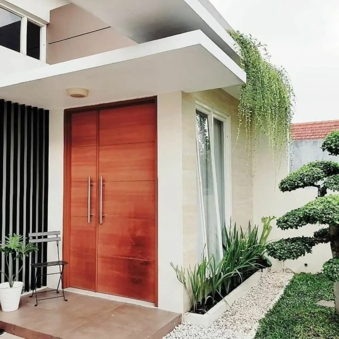 Pintu Samping Sederhana Motif Kayu yang Hangat