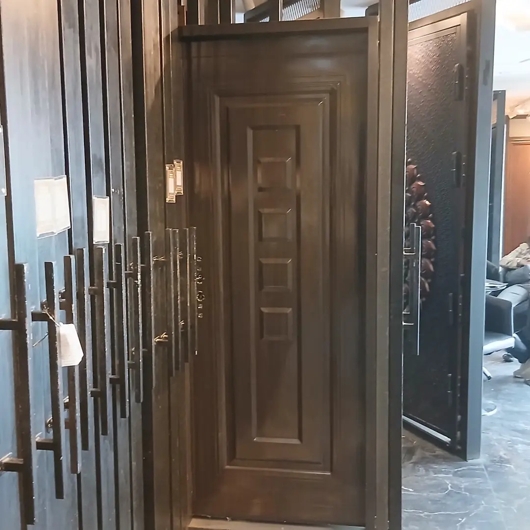 pintu rumah subsidi merk fortress motif urat kayu