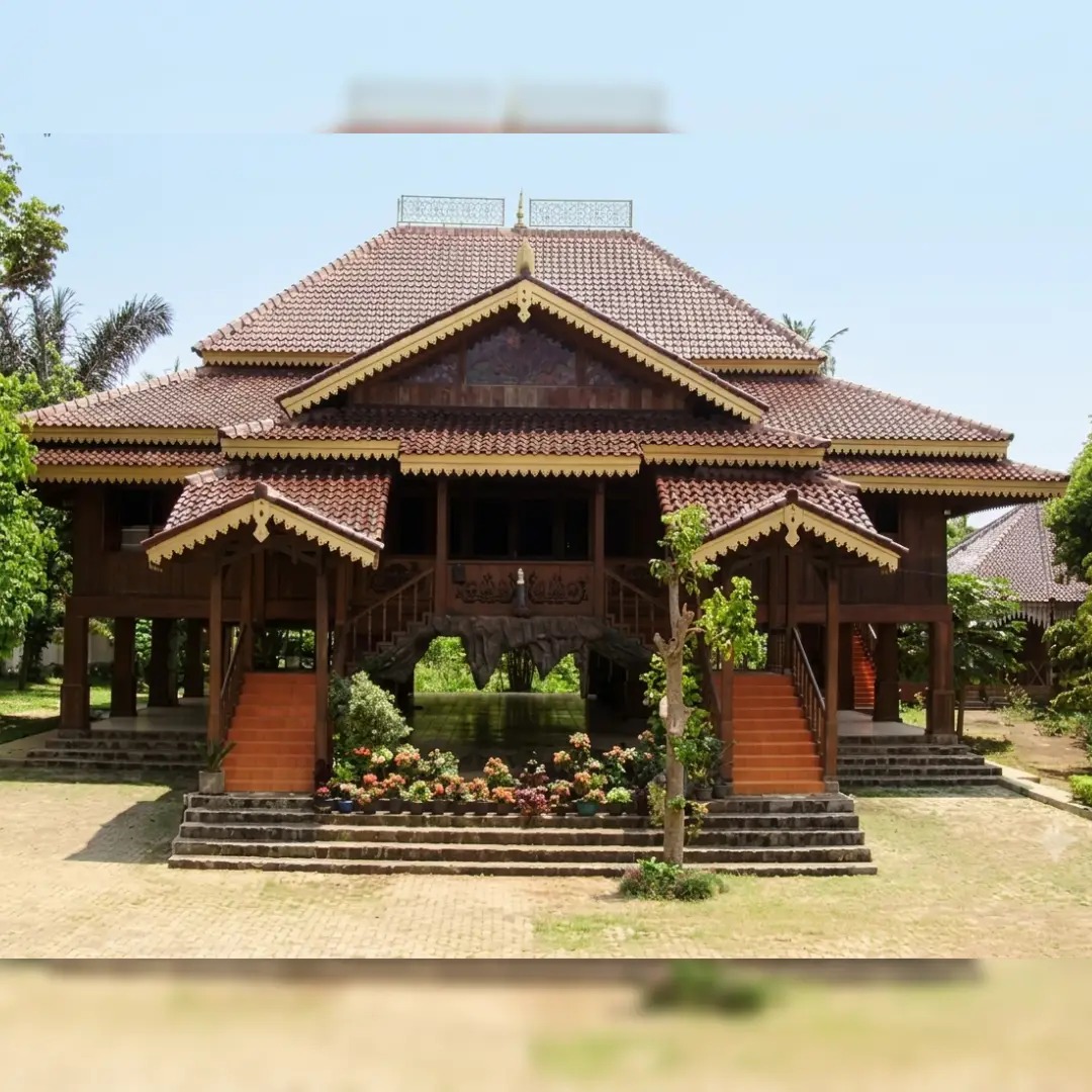 Rumah Adat Nuwo Sesat