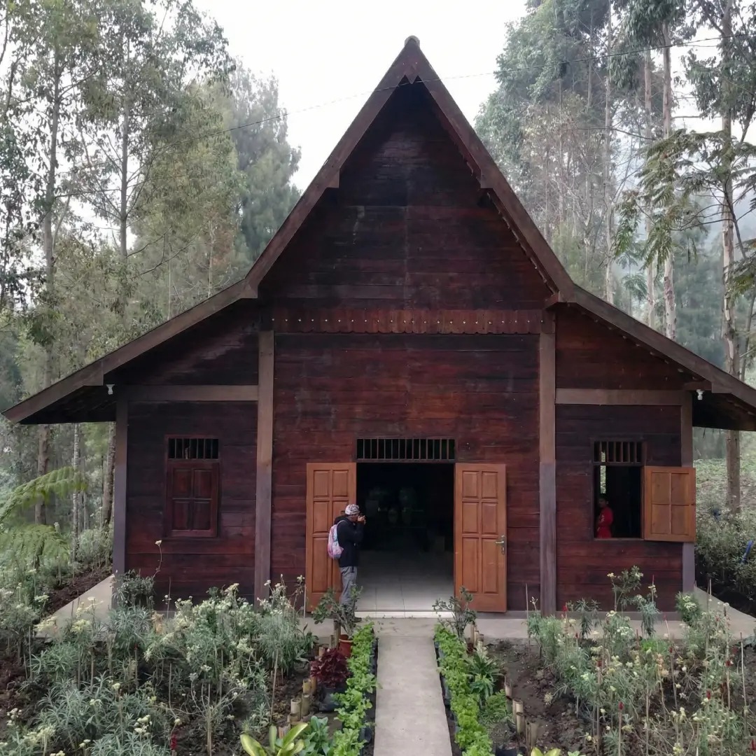 rumah adat suku tengger jawa timur