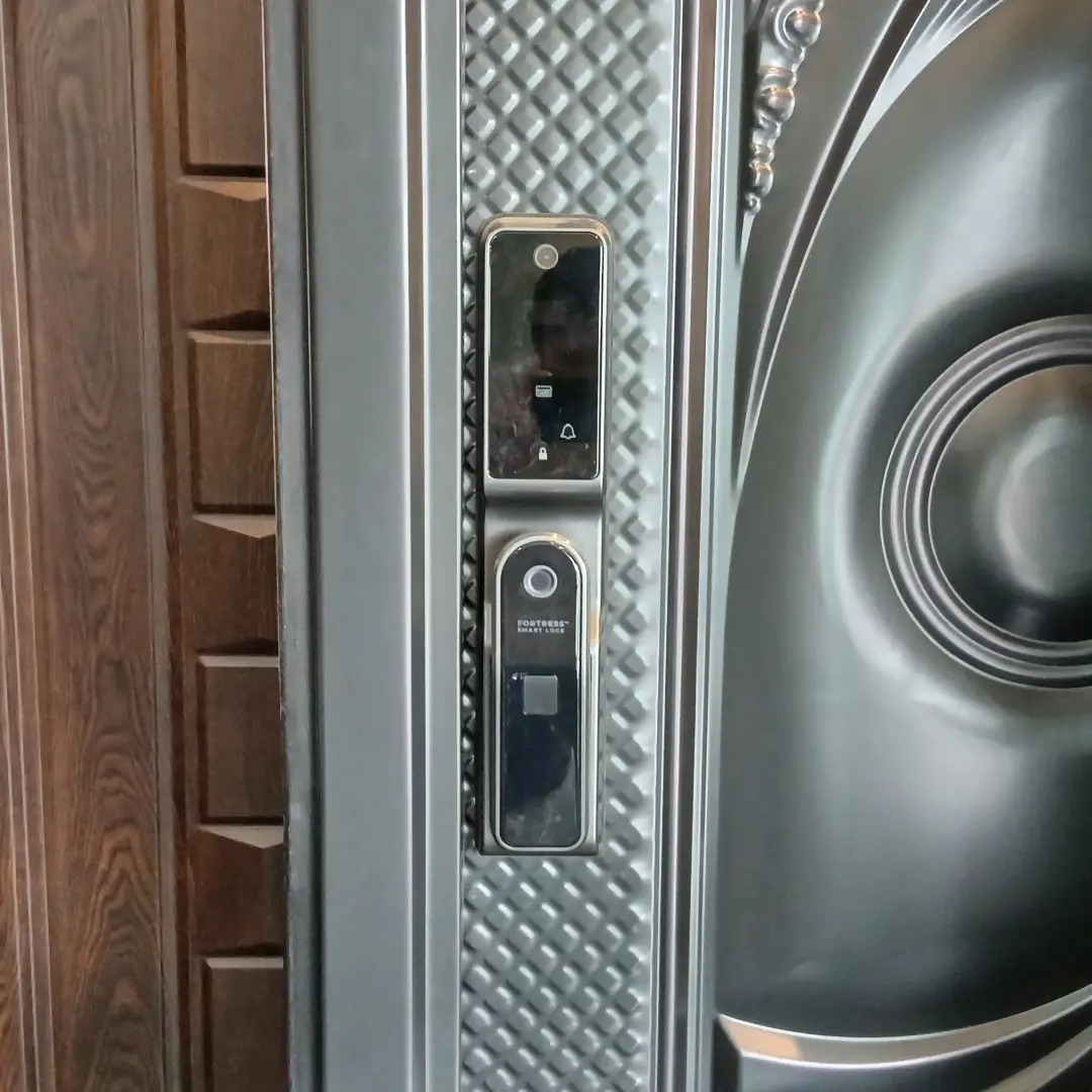 smart door lock terpasang pada pintu baja fortress