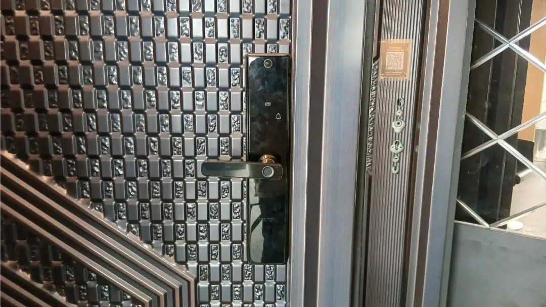 Apakah Pintu Baja Bisa Dikombinasikan dengan Sistem Smart Lock?