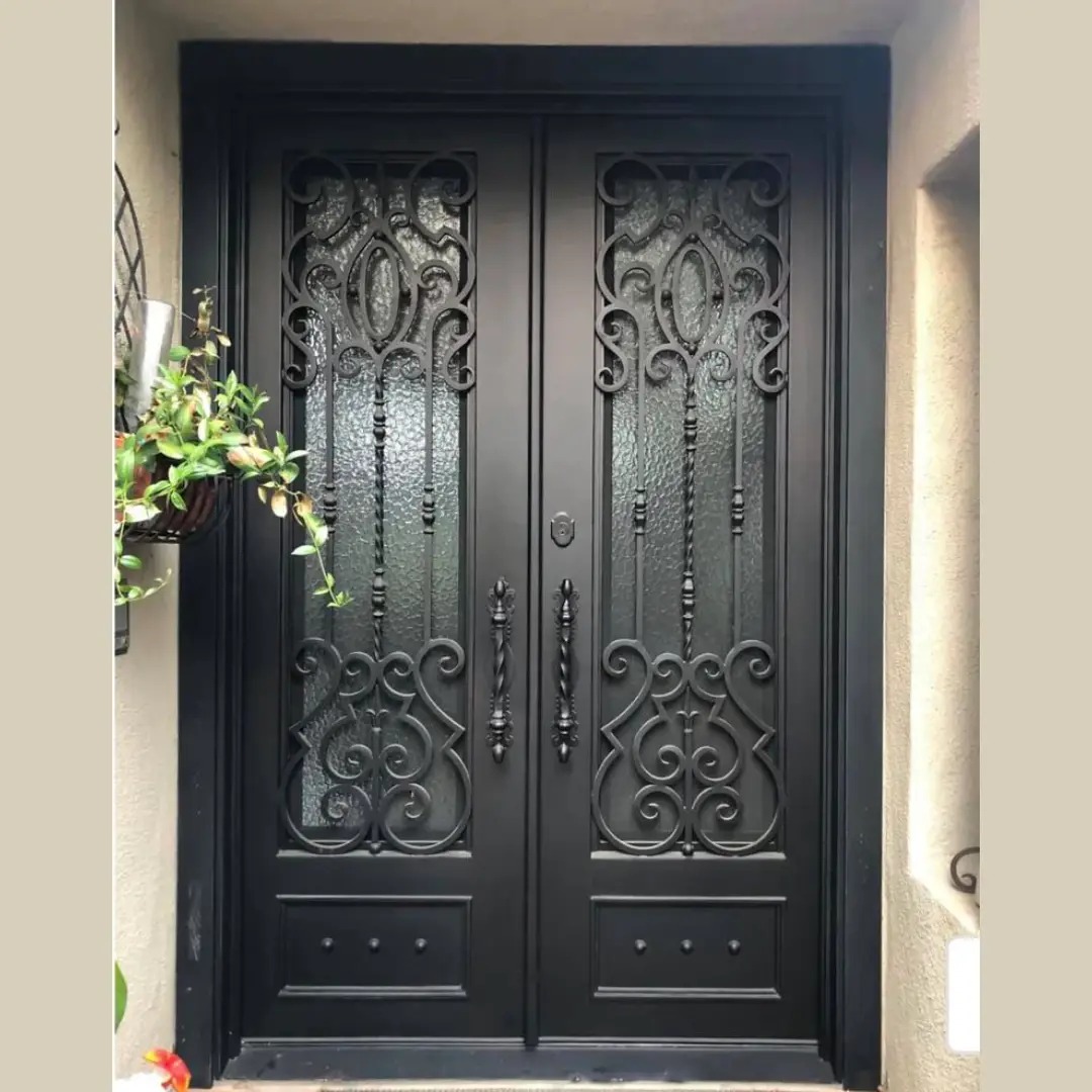 Model Pintu Elegan dengan Motif Klasik