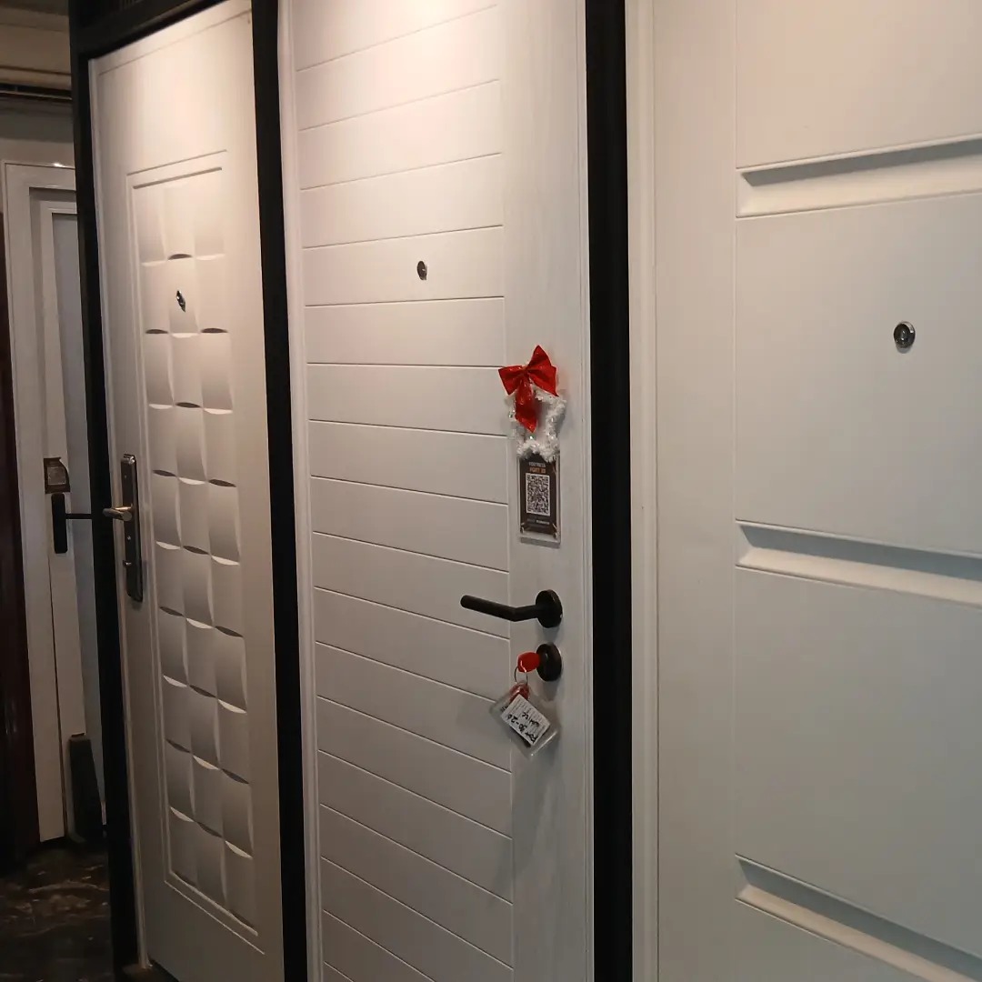 foto asli pintu baja fortress putih minimalis