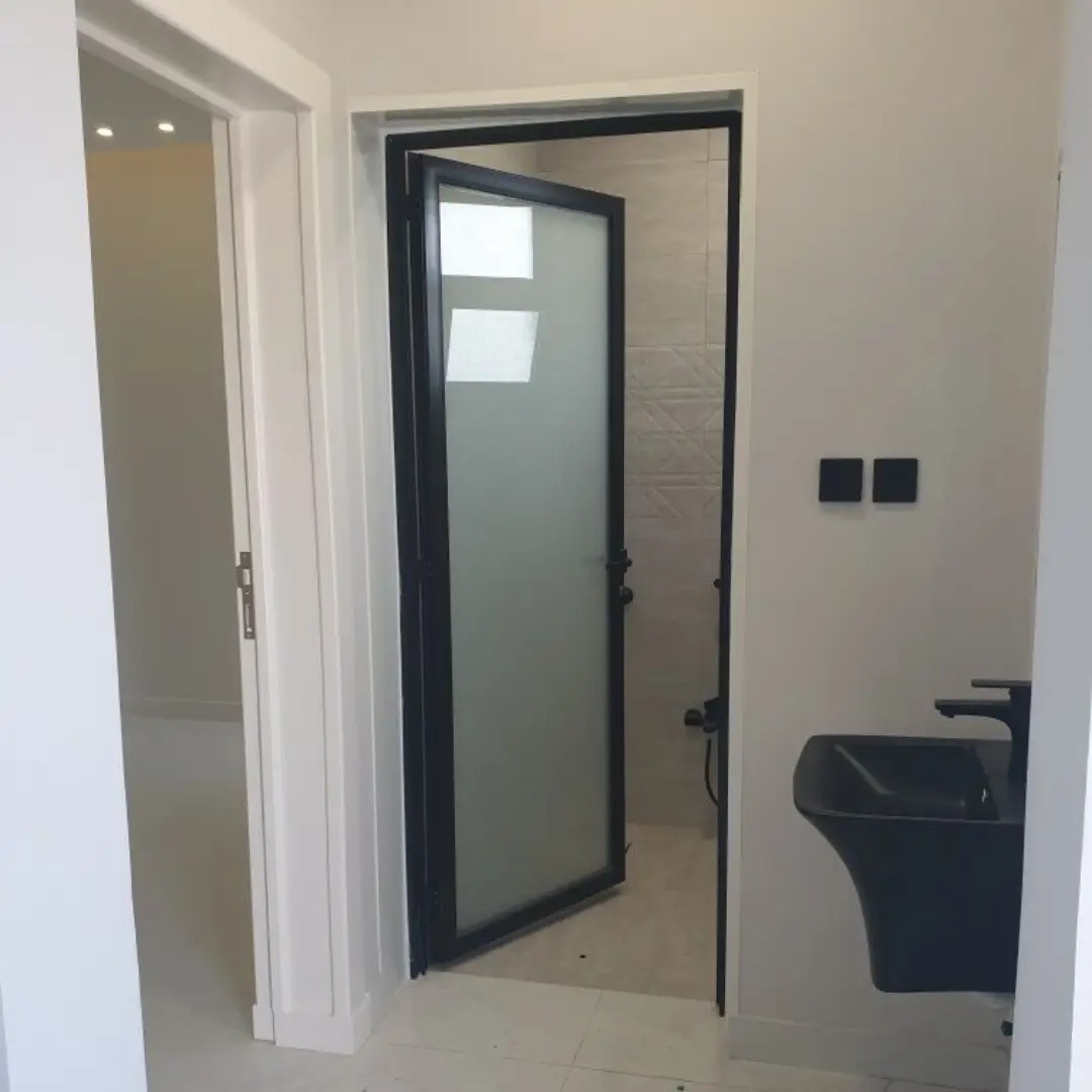 Pintu Frame Hitam dengan Kaca Buram Polos Minimalis