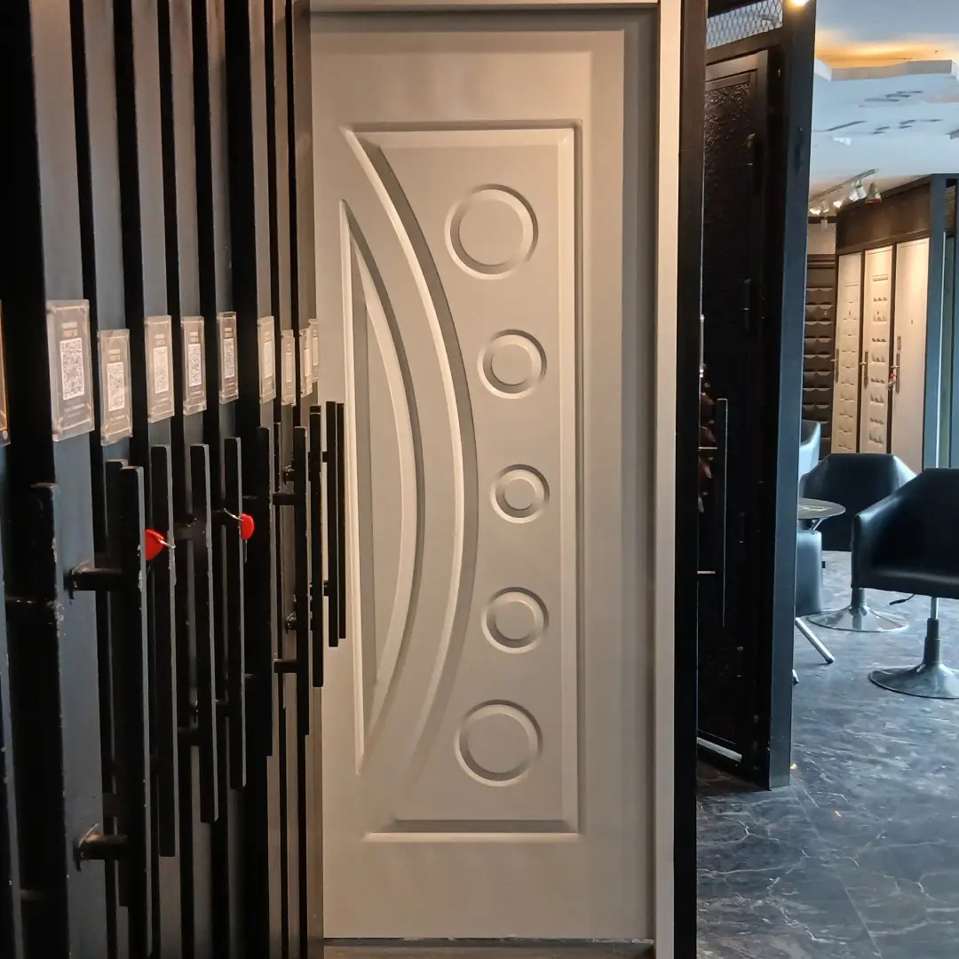 foto pintu baja fortress warna putih desan modern minimalis