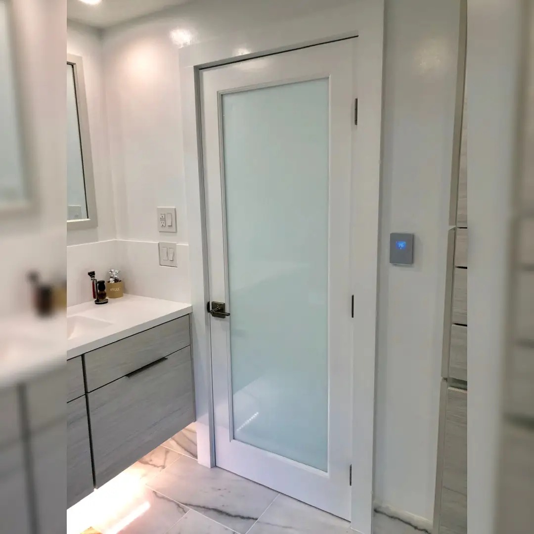 Pintu Kamar Mandi Putih dengan Kaca Buram