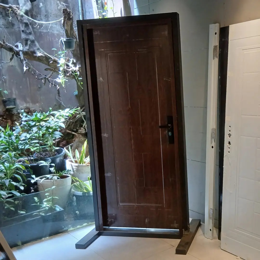 pintu baja motif kayu gelap minimalis merk fortress