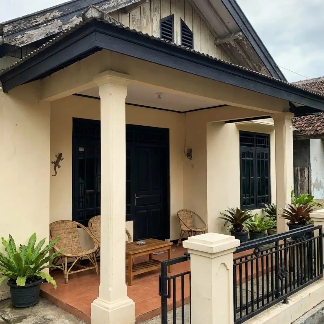 Cat Teras Rumah Kombinasi Cream dan Hitam
