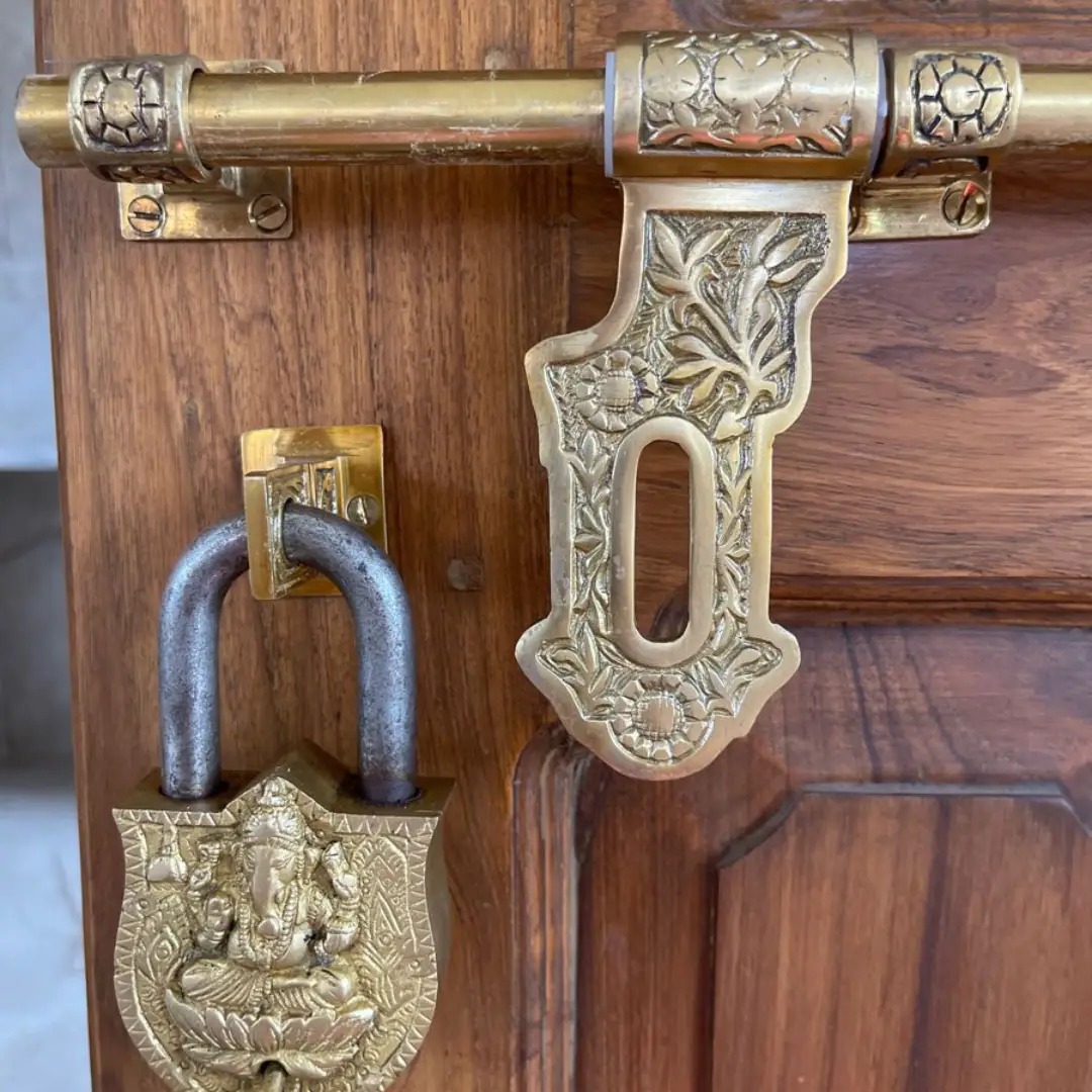 Kunci Pintu Besi Klasik