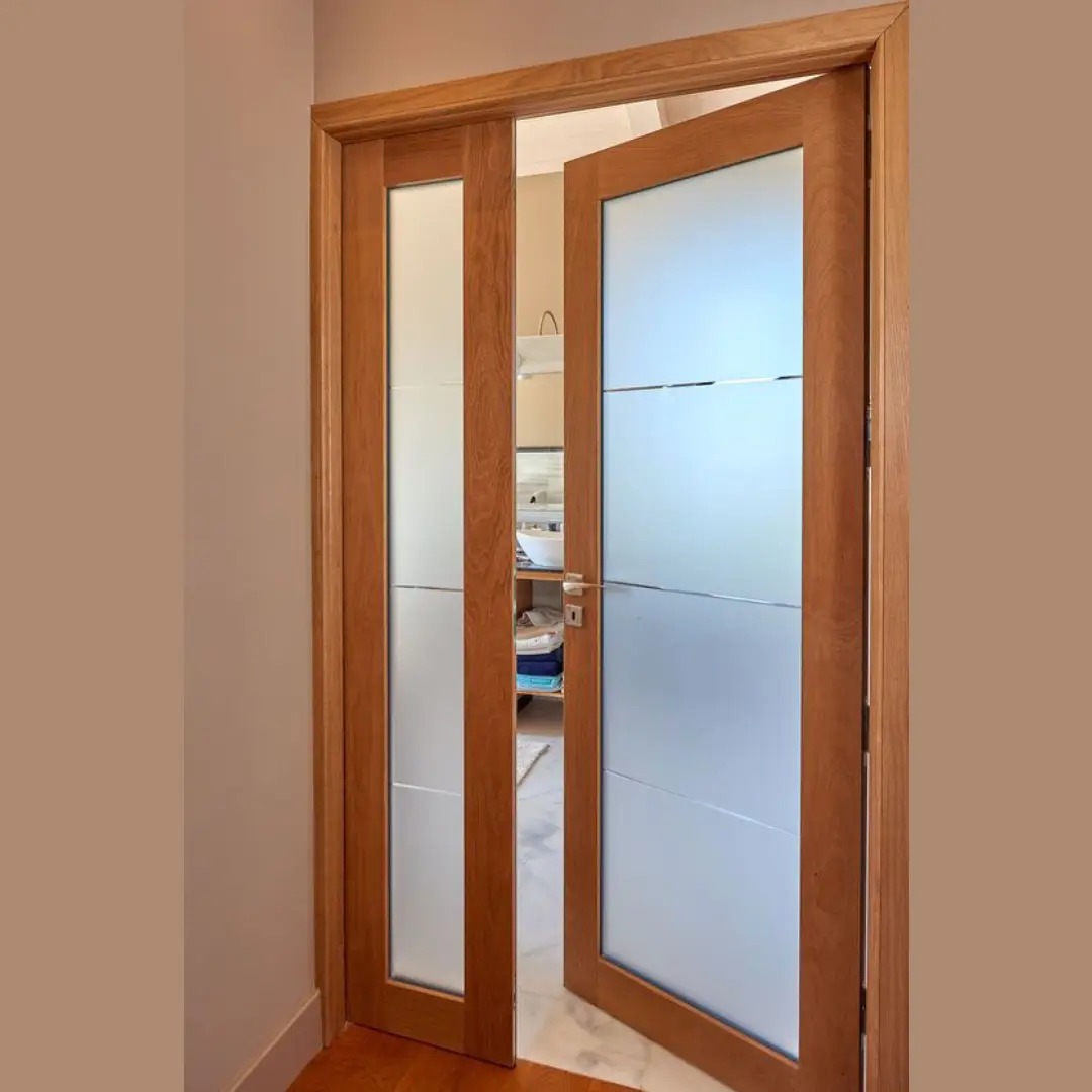 Pintu Kayu dengan Kaca Buram Bergaris Horizontal