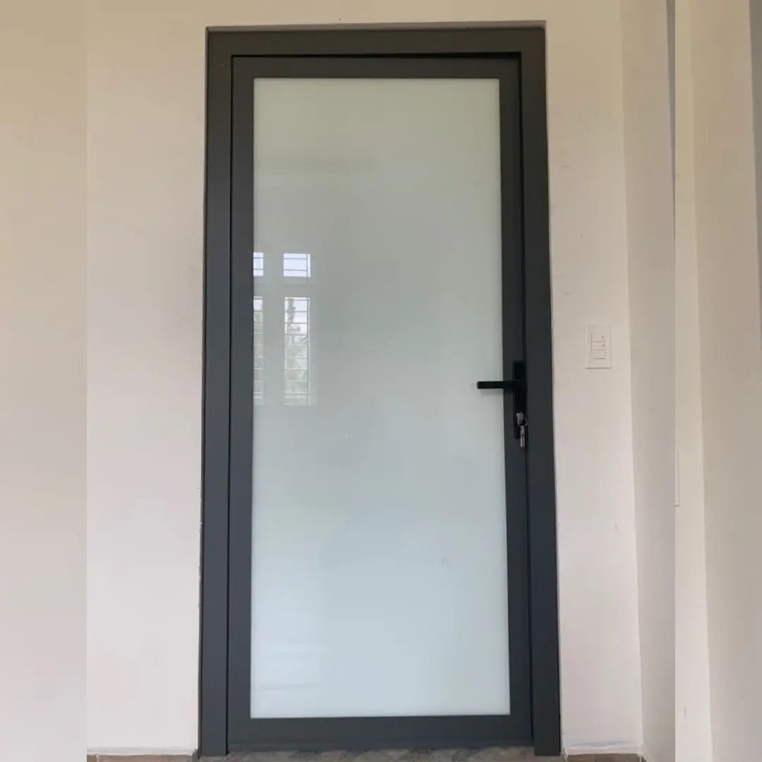 Pintu Kusen Hitam dengan Kaca Buram
