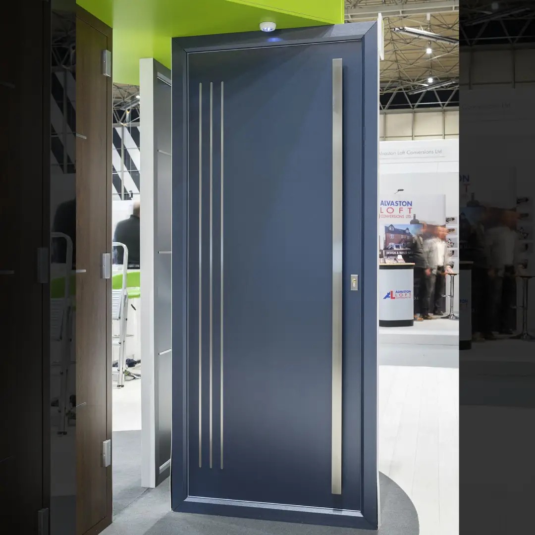 Model Pintu Hitam dengan Garis Vertikal