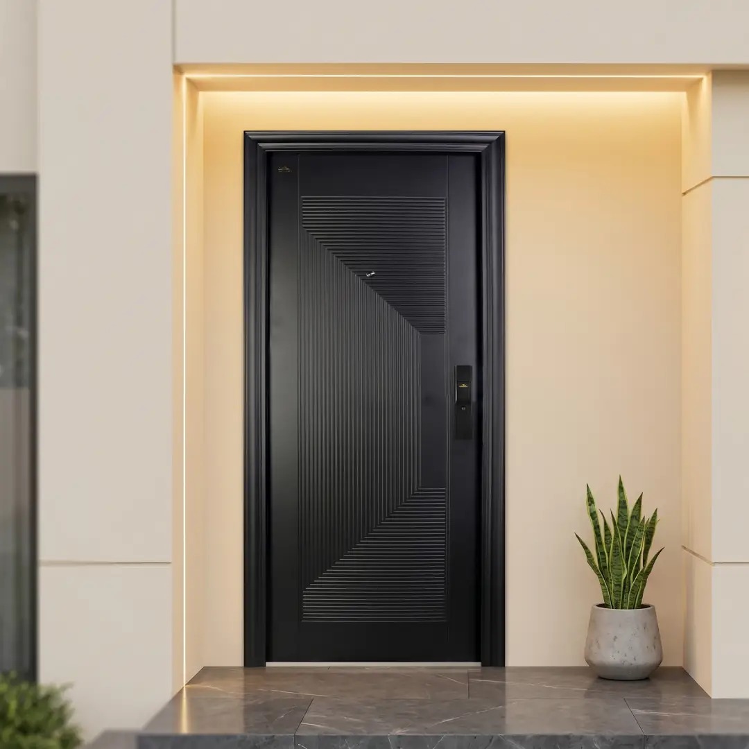 Cat Rumah Minimalis Warna Cream dengan Pintu Fortress Hitam