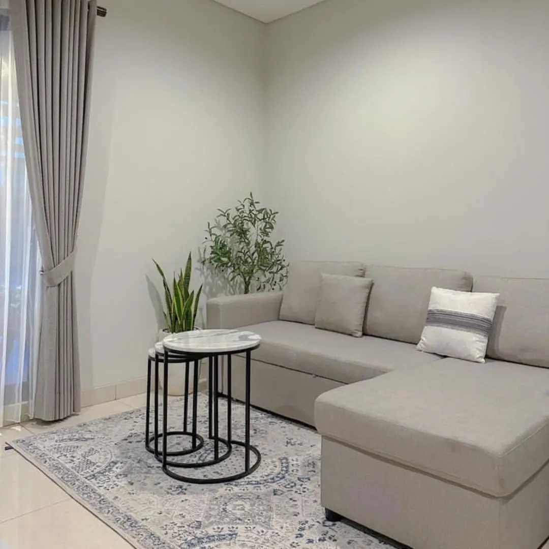 Warna Keramik Cream dan Dinding Abu-abu