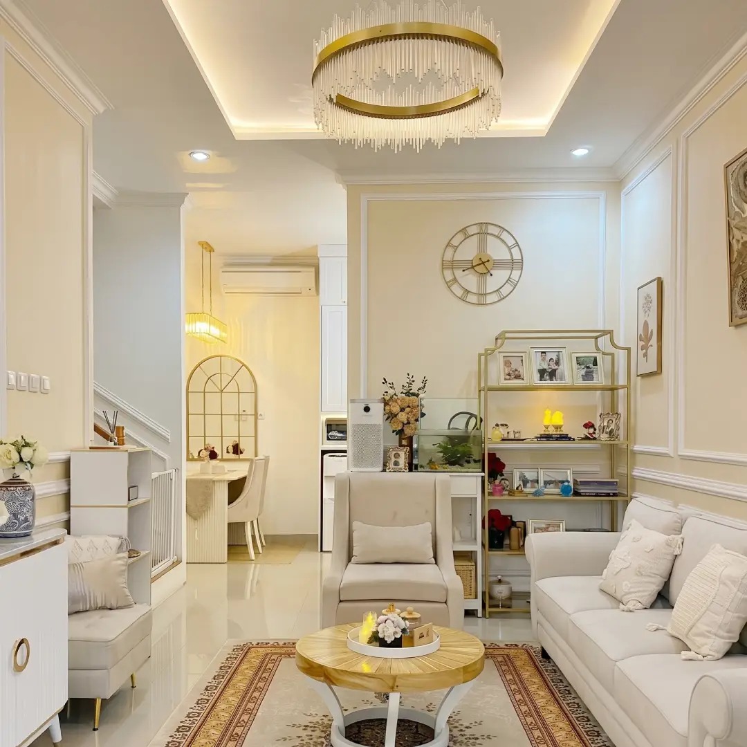 Rumah Warna Cream dengan Aksen Emas