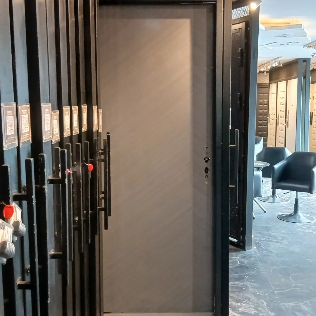 foto pintu baja fortress abu-abu muda