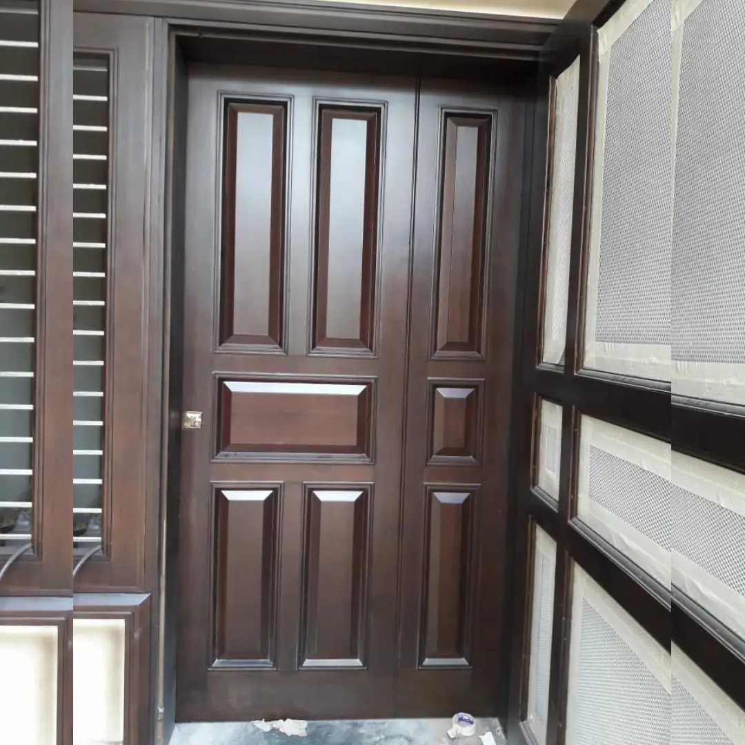 Pintu Kayu Warna Coklat Tua Gelap
