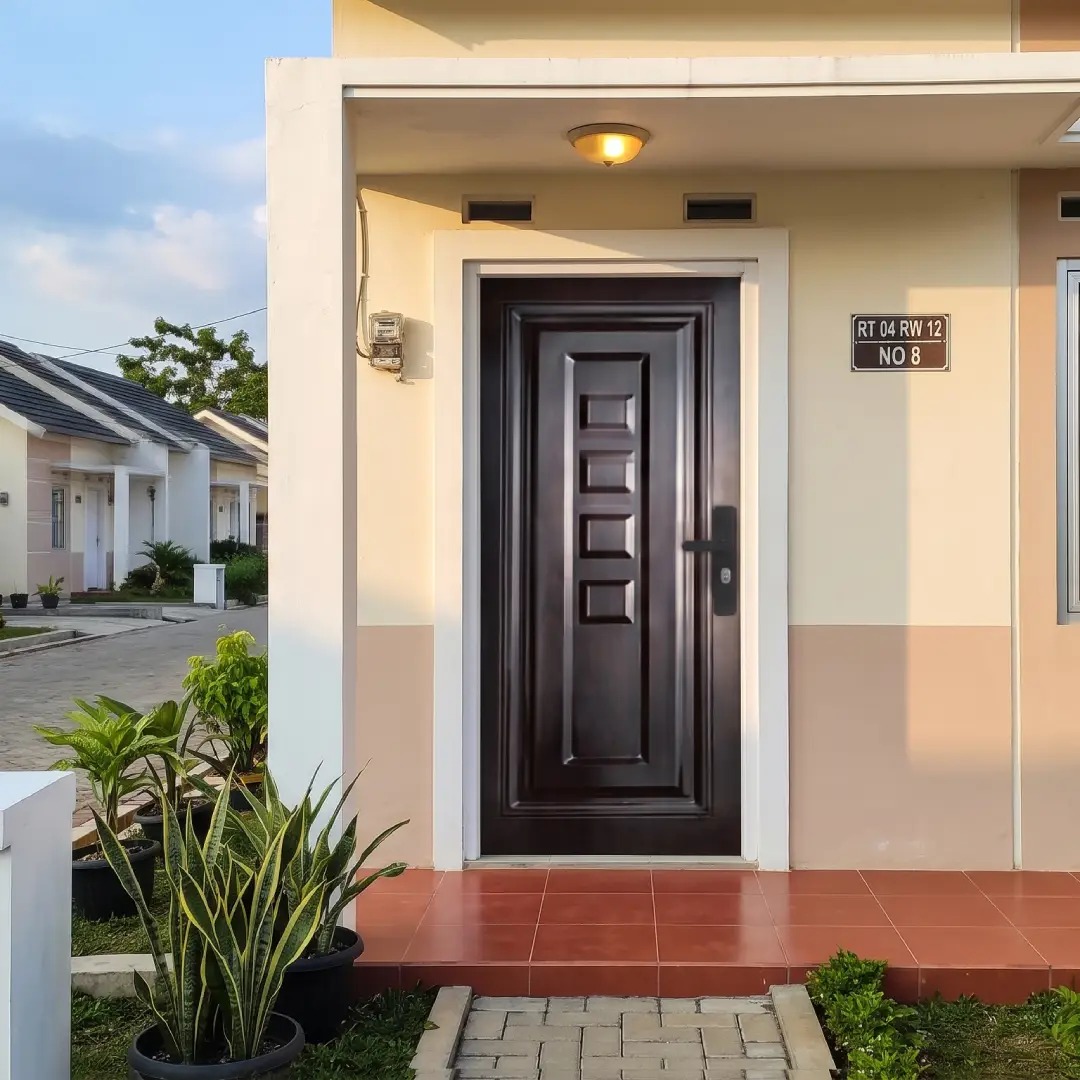 rumah subsidi dengan pintu baja fortress tipe legion motif urat kayu