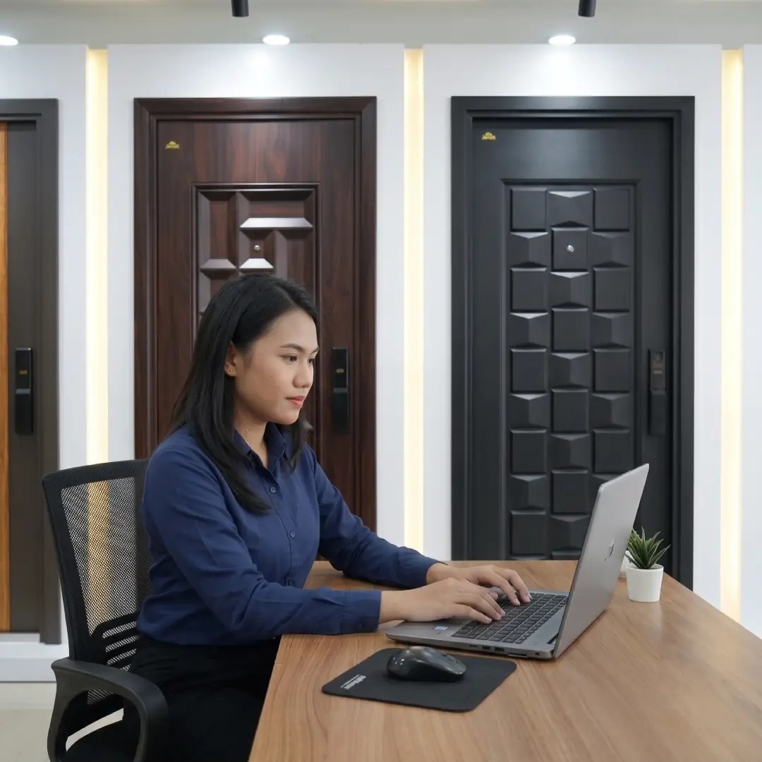 sales fortress sedang melayani pembelian pintu baja online