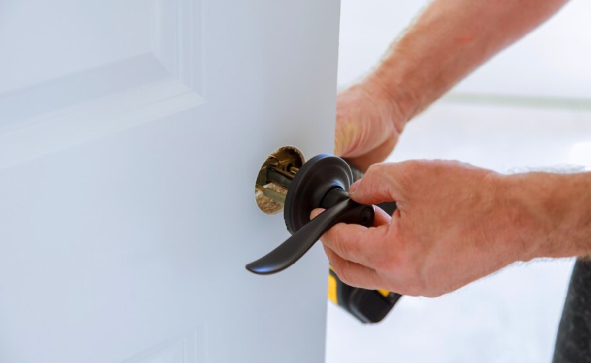 4 Cara Membuka Pintu Rumah Kunci Tertinggal yang Mudah