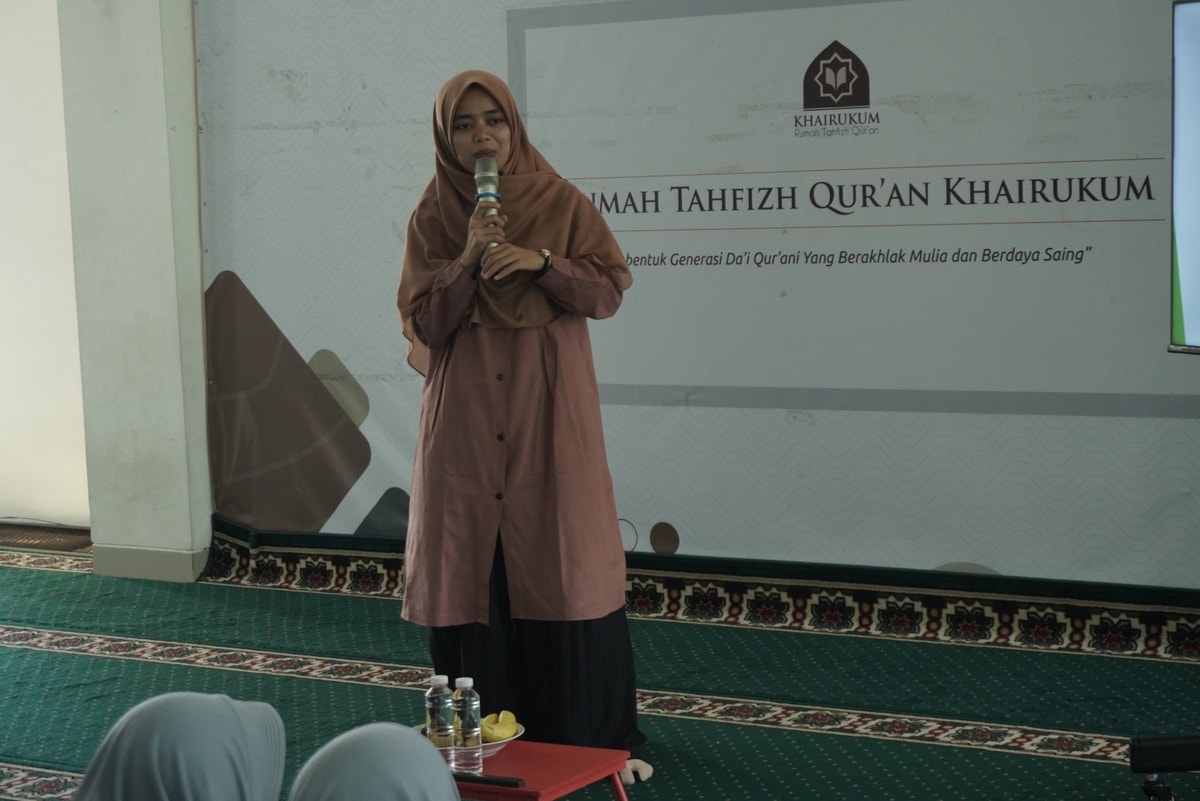 Kepala Asrama, Ustadazah Deudeu