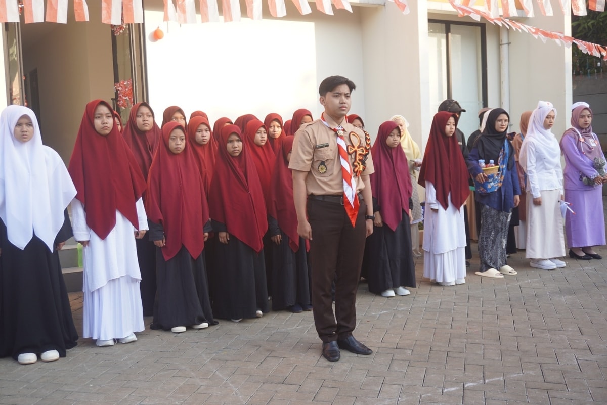 Dirgahayu Republik Indonesia ke-80 : Ruang Baik Gelar Upacara dan Lomba Bersama Santriwati