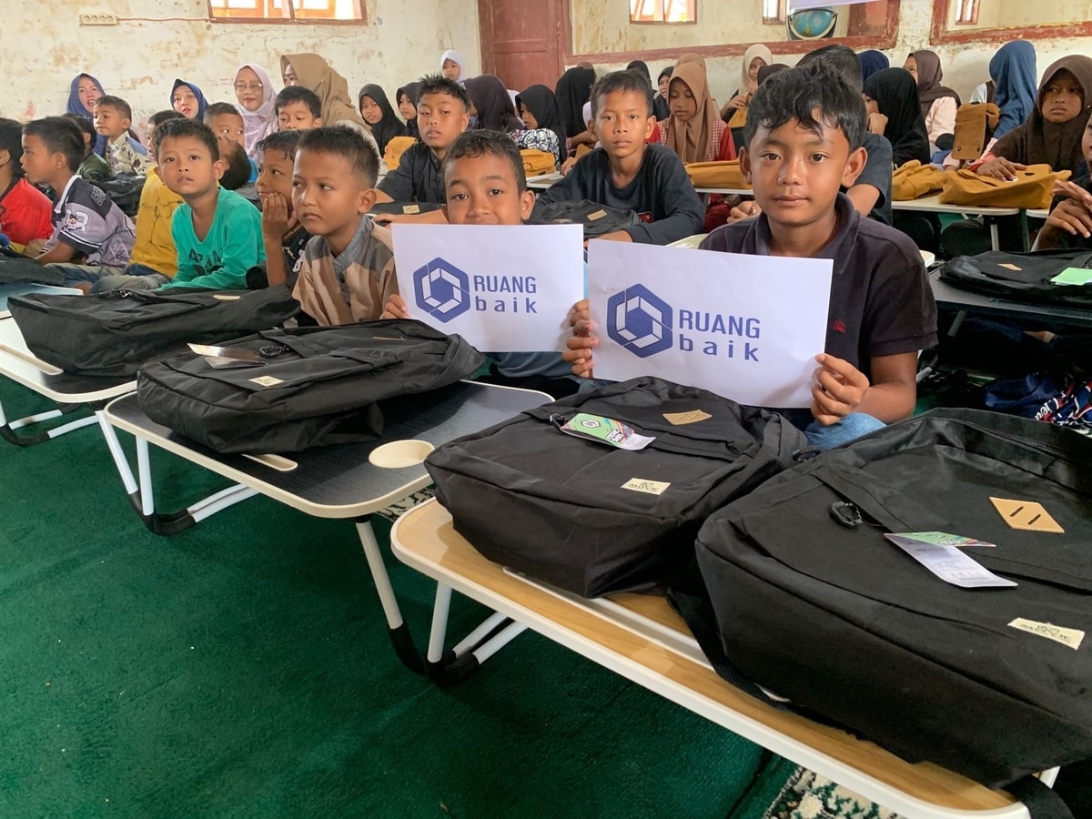 Ruang Baik Bersama Sahabat Bangun Negeri Salurkan Bantuan Pendidikan untuk SDN 2 Rantau Pauh, Aceh Tamiang