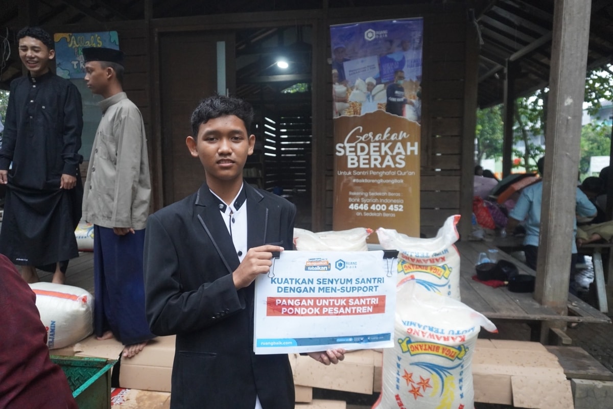 RUANG BAIK SALURKAN 1 TON BERAS DAN MUKENA UNTUK SANTRI PONDOK PESANTREN DAAR EL MANSHUR