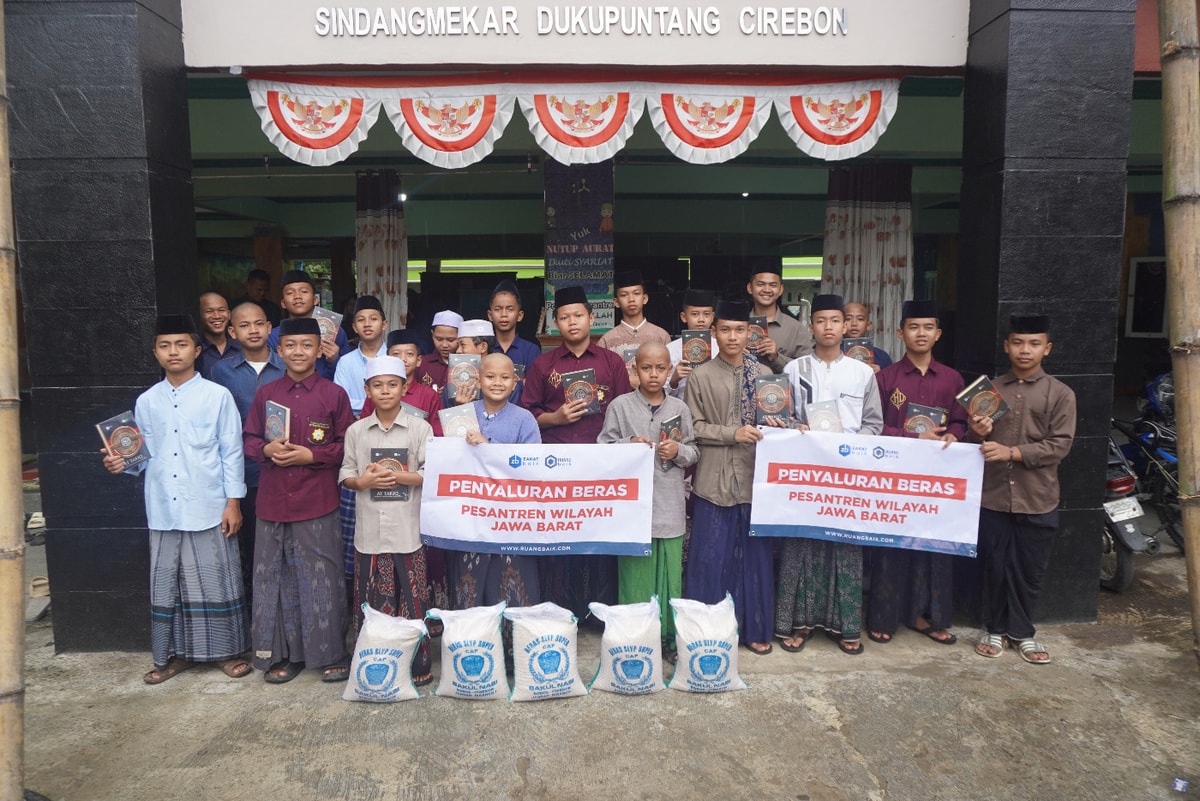 penyaluran beras di pondok Hidayatullah