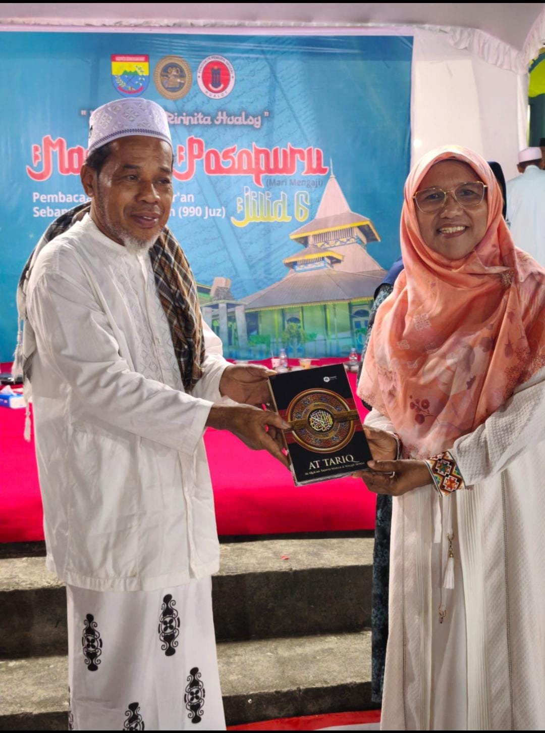 Simbolis Serah terima Al Quran Ruang Baik