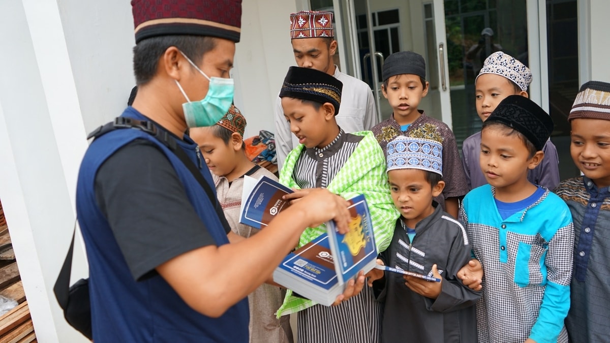Pembagian Buku IQRO kepada Para Santri di Pesantren Tahfidzul Quran
Kabupaten Lampung Selatan, Propinsi Lampung